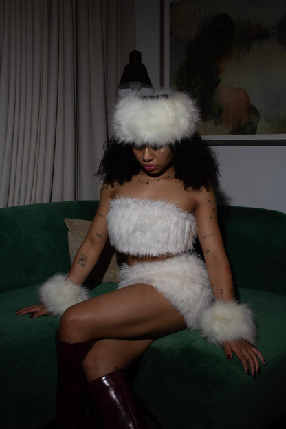 Blanc Velvette Fur Hat and Wrist Bands