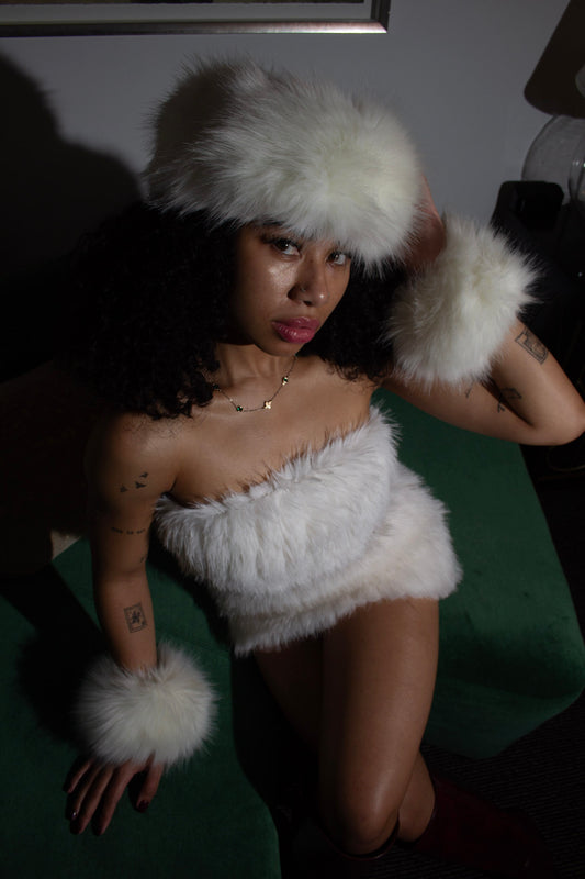 Blanc Velvette Fur Hat and Wrist Bands
